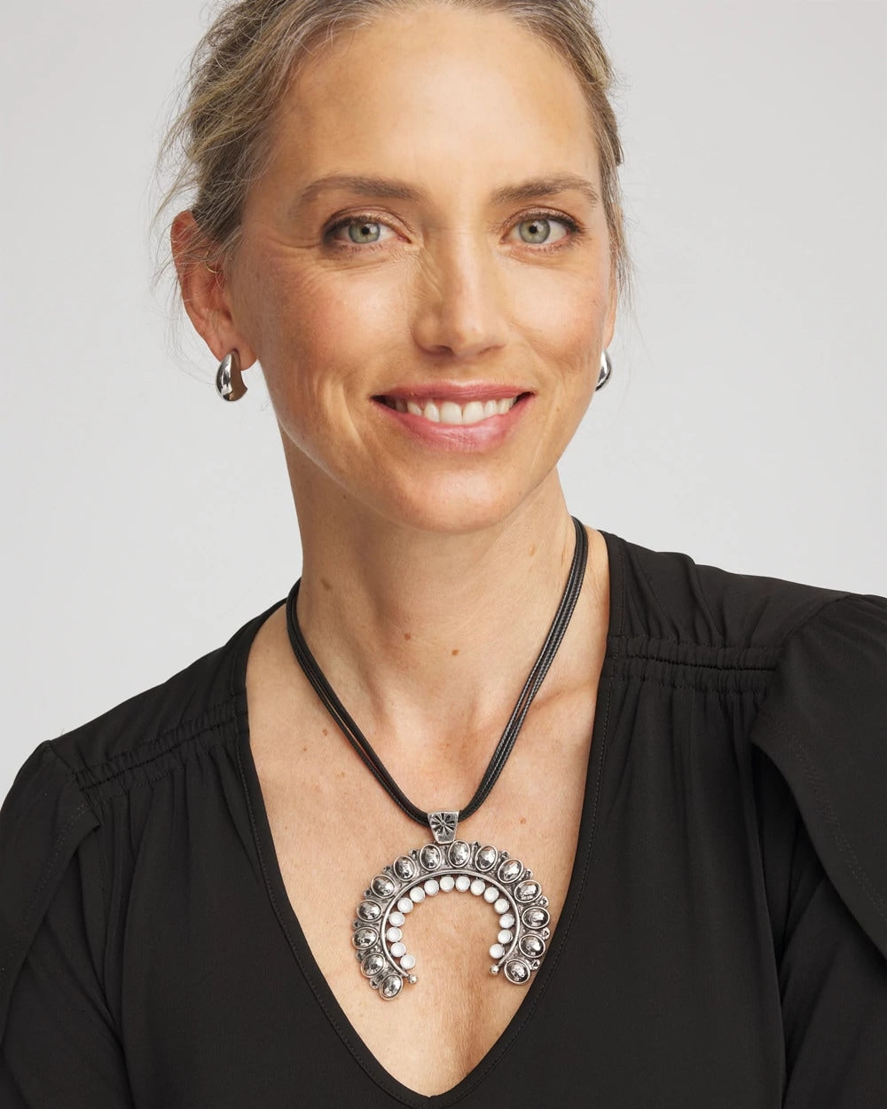 Short Horseshoe Pendant Necklace